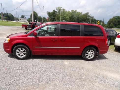Used 2010 Chrysler Town & Country Touring w/ Entertainment Group #2 FWD image 3