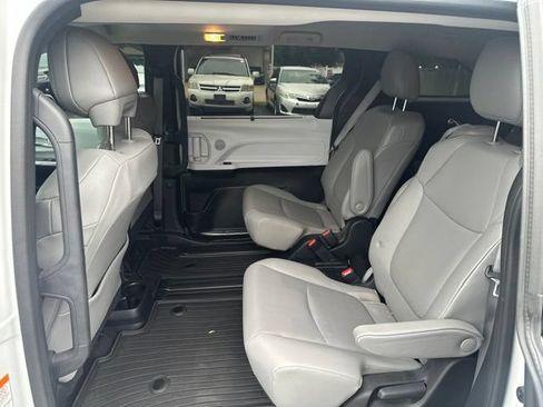Used 2025 Toyota Sienna XLE FWD image 10