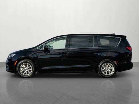 Used 2024 Chrysler Pacifica Touring-L image 4