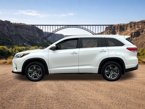 Used 2018 Toyota Highlander image 6