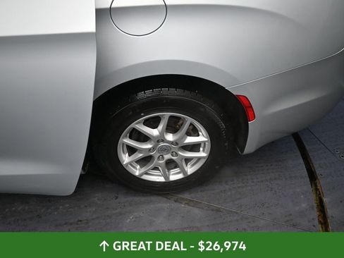 Used 2024 Chrysler Pacifica Touring-L image 21