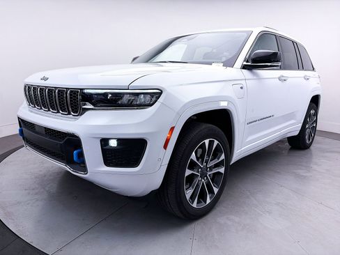 Used 2022 Jeep Grand Cherokee Overland w/ Luxury Tech Group IV AWD/4WD image 15