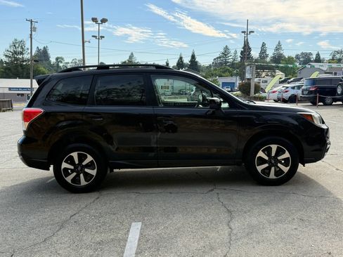 Used 2017 Subaru Forester 2.5i Premium w/ All-Weather Package AWD/4WD image 10