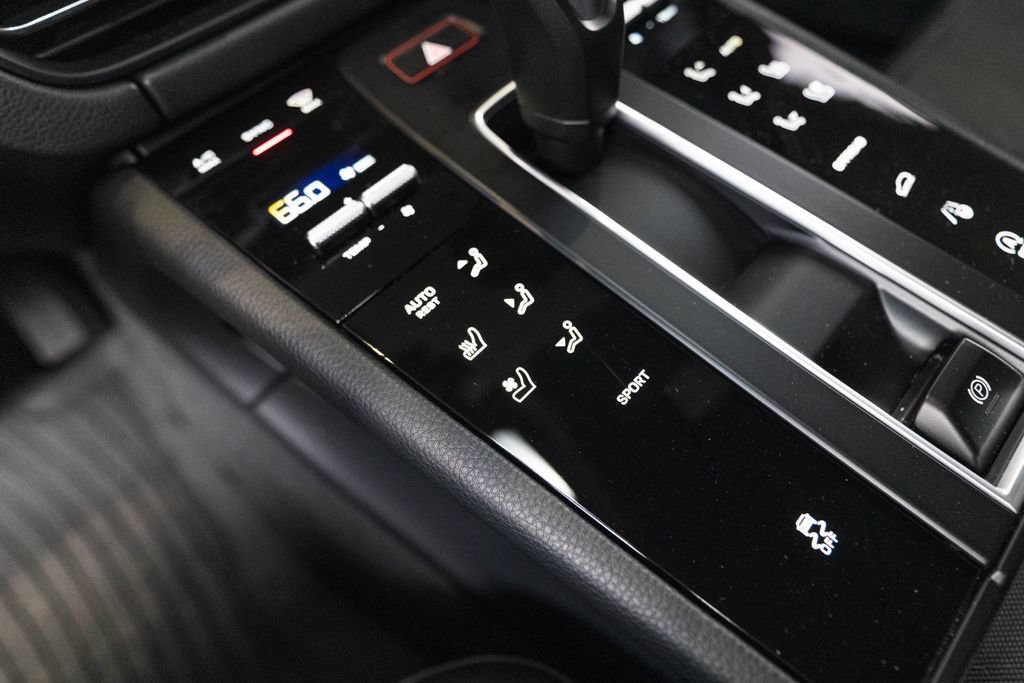 Certified 2026 Porsche Macan AWD/4WD image 23