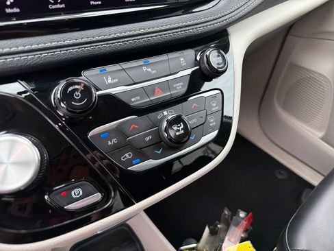 Used 2023 Chrysler Pacifica Touring-L FWD image 25