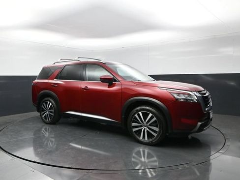 Used 2024 Nissan Pathfinder Platinum FWD image 1