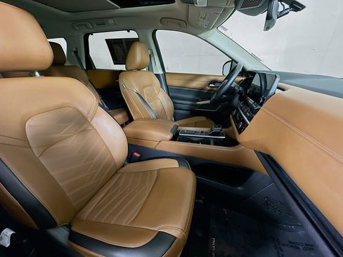 Used 2024 Nissan Pathfinder Platinum image 12