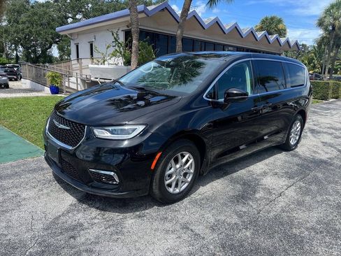 Used 2024 Chrysler Pacifica Touring-L FWD image 2