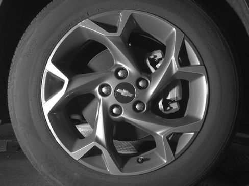 Used 2025 Chevrolet Trax LT FWD image 13