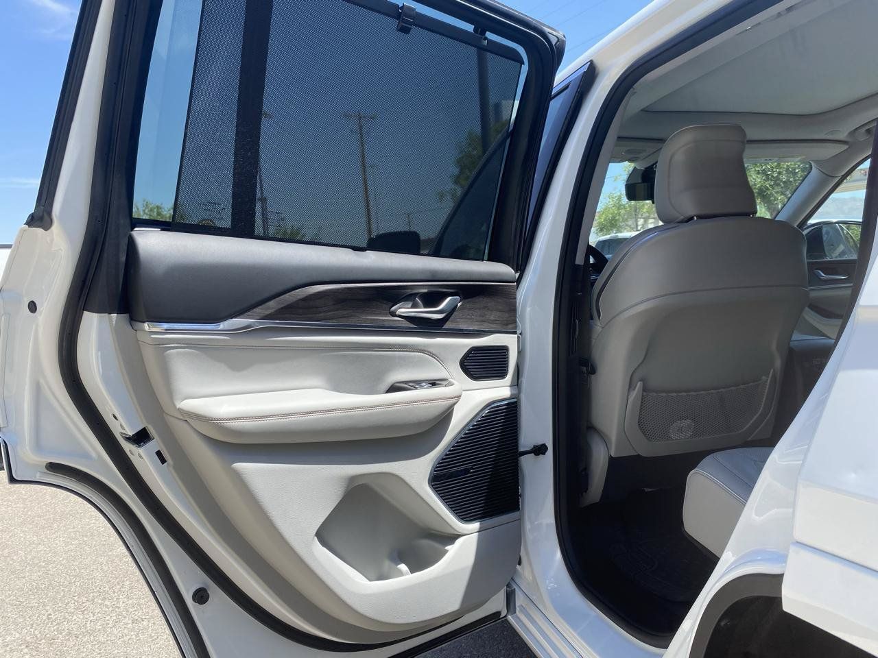 Used 2022 Jeep Grand Cherokee Overland w/ Advanced Protech Group III AWD/4WD image 18