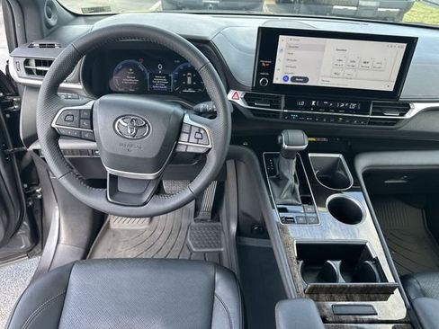 Used 2025 Toyota Sienna Limited FWD image 7