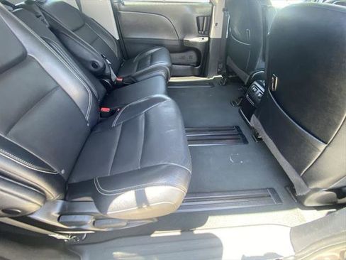 Certified 2019 Toyota Sienna SE FWD image 16