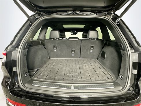 Used 2022 Jeep Grand Cherokee Overland w/ Luxury Tech Group IV image 28