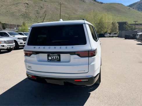 Used 2023 Jeep Wagoneer Series III w/ Preferred Equipment Group AWD/4WD image 12