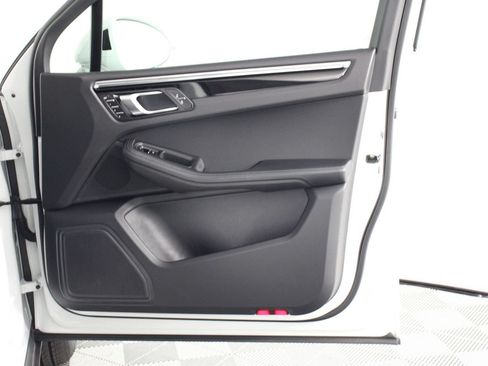 Certified 2026 Porsche Macan AWD/4WD image 23
