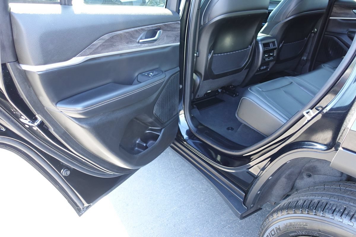 Used 2024 Jeep Grand Cherokee Limited w/ Black Appearance Package AWD/4WD image 21