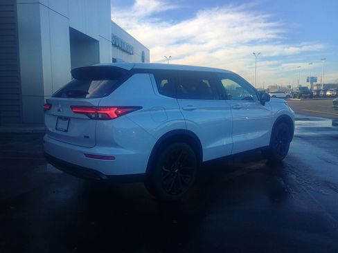 Used 2024 Mitsubishi Outlander SE image 12
