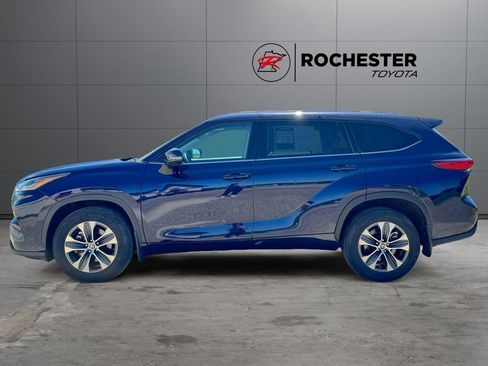 Used 2022 Toyota Highlander XLE AWD/4WD image 2