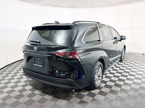 Used 2025 Toyota Sienna XLE FWD image 3