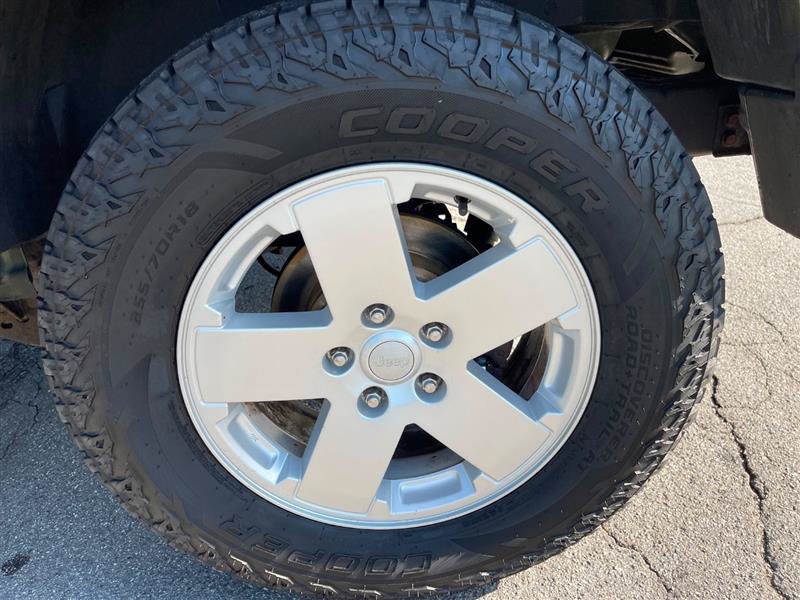 Used 2007 Jeep Wrangler Sahara w/ Dual Top Group AWD/4WD image 40