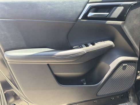 Used 2025 Mitsubishi Outlander SE FWD image 19