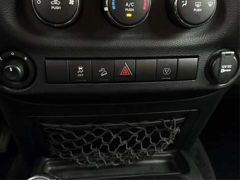 Used 2017 Jeep Wrangler Sahara w/ Connectivity Group image 32