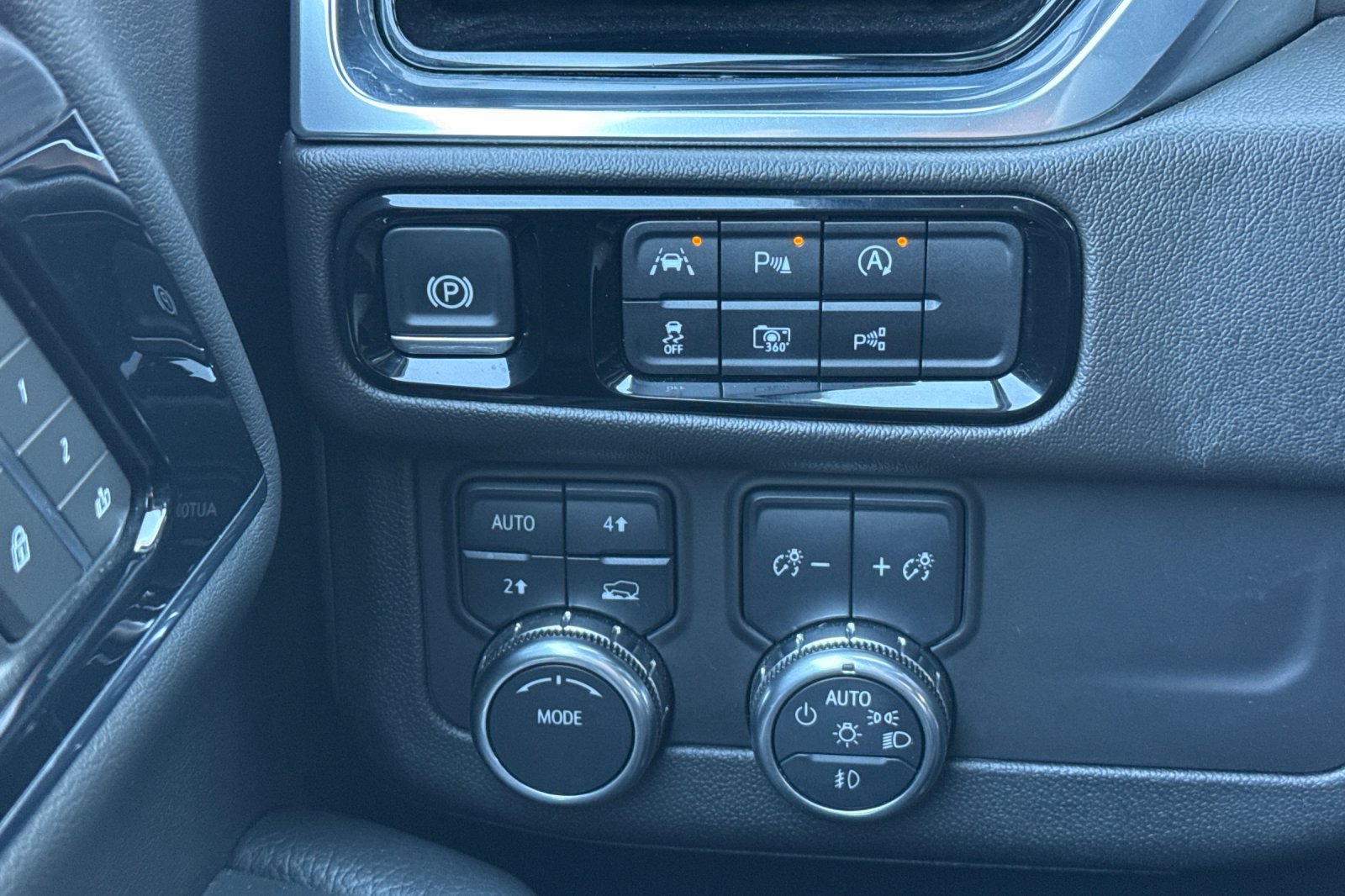 Used 2025 GMC Yukon Denali AWD/4WD image 38