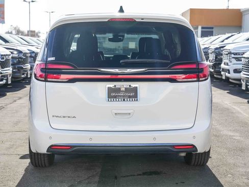 Used 2024 Chrysler Pacifica Touring-L image 5