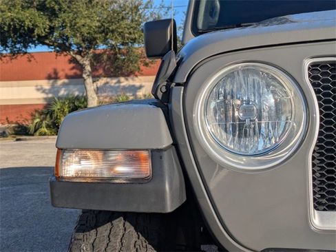 Used 2022 Jeep Wrangler Unlimited Sahara w/ Cold Weather Group image 10