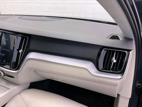 Used 2019 Volvo S60 T6 Momentum w/ Premium Package image 15