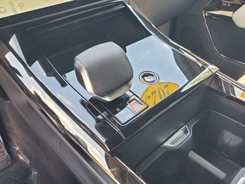 Used 2025 Land Rover Range Rover Sport SE image 31