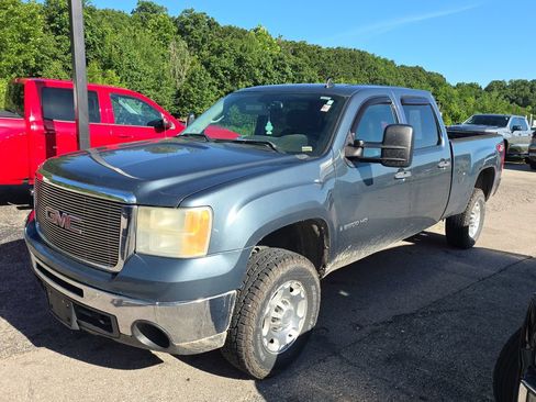 Used 2009 GMC Sierra 2500 SLE w/ Suspension Package, Off-Road AWD/4WD image 3
