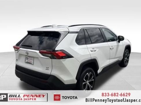 Used 2020 Toyota RAV4 LE image 5