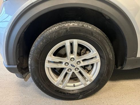 Used 2023 Ford Explorer XLT AWD/4WD image 18
