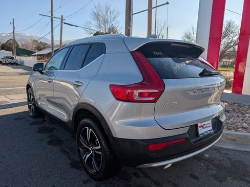 Used 2024 Volvo XC40 B5 Core image 5