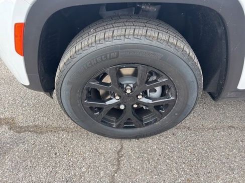 New 2026 Jeep Grand Cherokee Altitude image 8