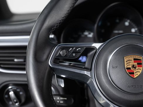 Used 2018 Porsche Macan image 32