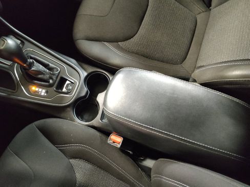Used 2019 Jeep Cherokee Latitude w/ Popular Appearance Group FWD image 26