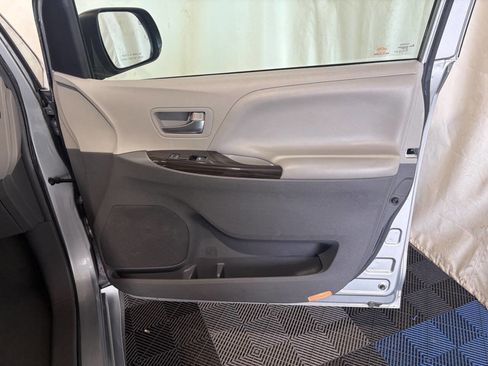 Used 2019 Toyota Sienna XLE FWD image 13