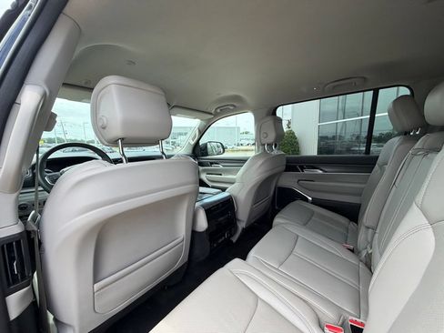 Used 2024 Jeep Wagoneer L Series II RWD image 18