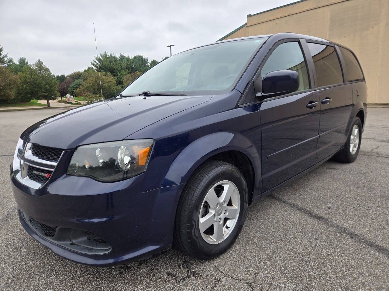 Used 2012 Dodge Grand Caravan SXT w/ Entertainment Group 1 FWD image 2