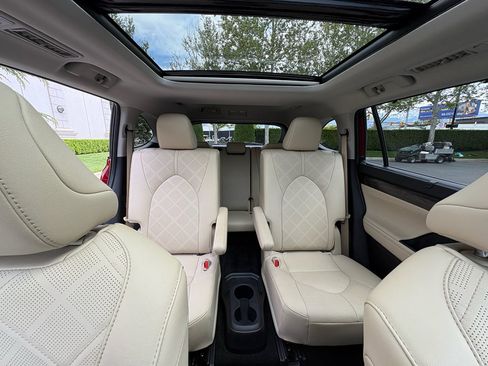 Used 2024 Toyota Highlander Platinum AWD/4WD image 29