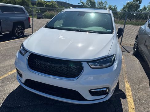 Used 2025 Chrysler Pacifica Limited FWD image 23