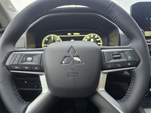 New 2025 Mitsubishi Outlander SE image 17