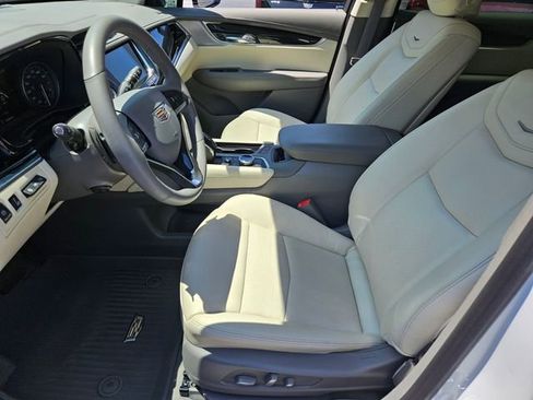 Certified 2025 Cadillac XT6 Premium Luxury w/ Technology Package FWD image 7