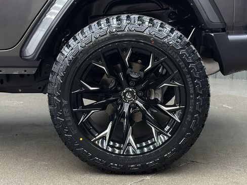 Used 2025 Jeep Wrangler Unlimited Sahara w/ Safety Group AWD/4WD image 12