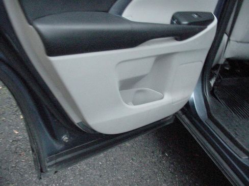 Used 2019 Toyota Highlander XLE image 30