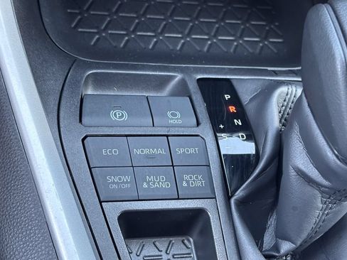 Used 2025 Toyota RAV4 XLE AWD/4WD image 31
