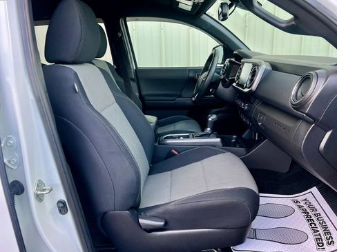 Used 2020 Toyota Tacoma TRD Off-Road image 32