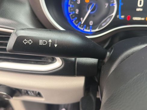 Used 2017 Chrysler Pacifica Touring-L FWD image 20